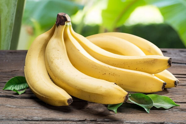Pohľad na konvičku s čajom, bylinky a čistý šál